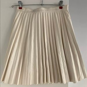 NWOT Zara faux leather white pleated skirt